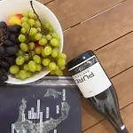 Santorini Wine Downtown فيلة *
